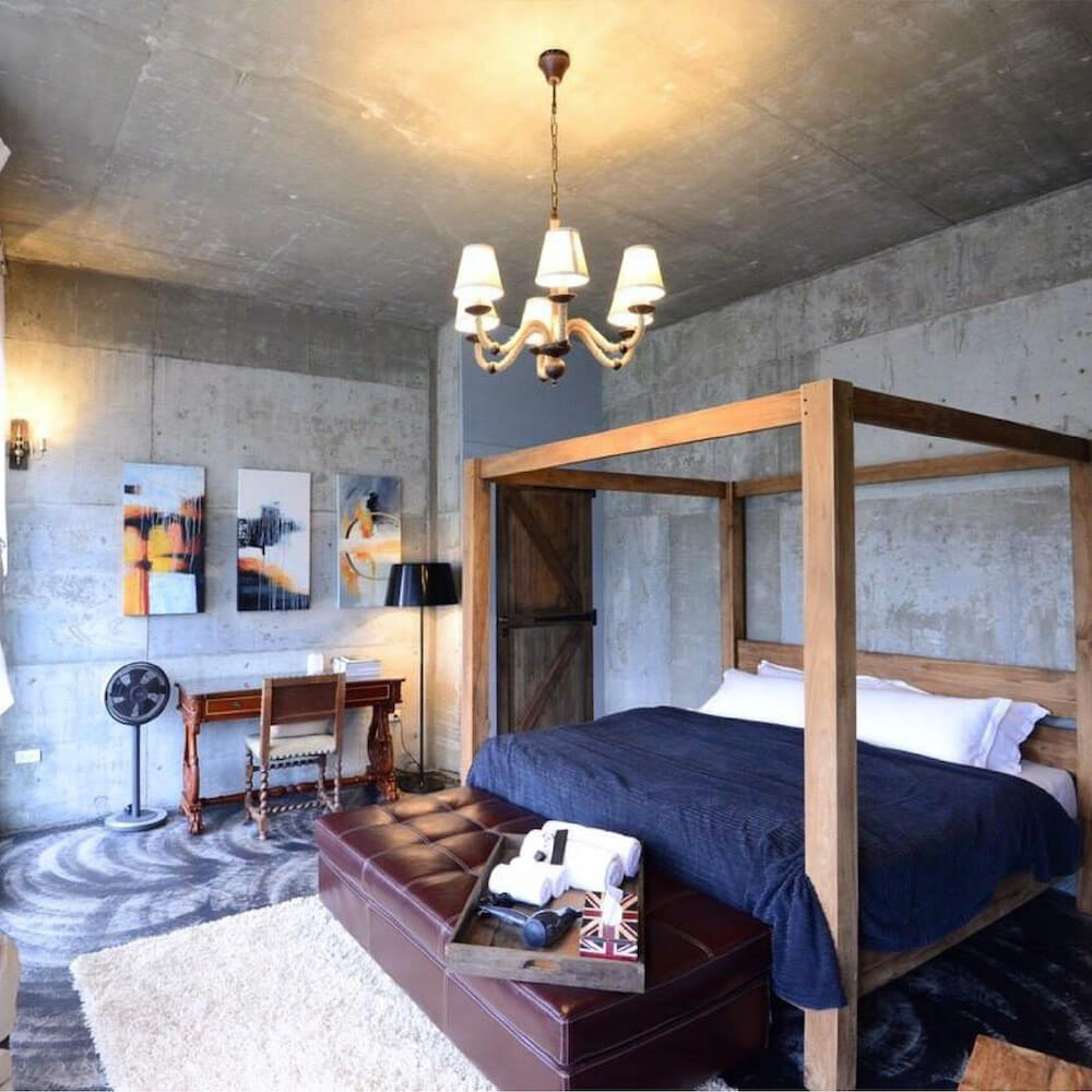 台東邊境牧海民宿，民宿沐浴備品為 Sunlife 晨居的Karl Lagerfeld沐浴用品系列。獨特清水模建築設計民宿、混搭歐式復古的藝術佈置。